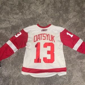 White Pavel Datsyuk signed jersey 2008 size 52